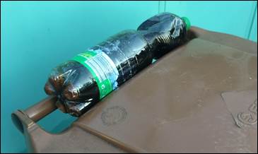 Petlahev s použitým jedlým olejem na popelnici